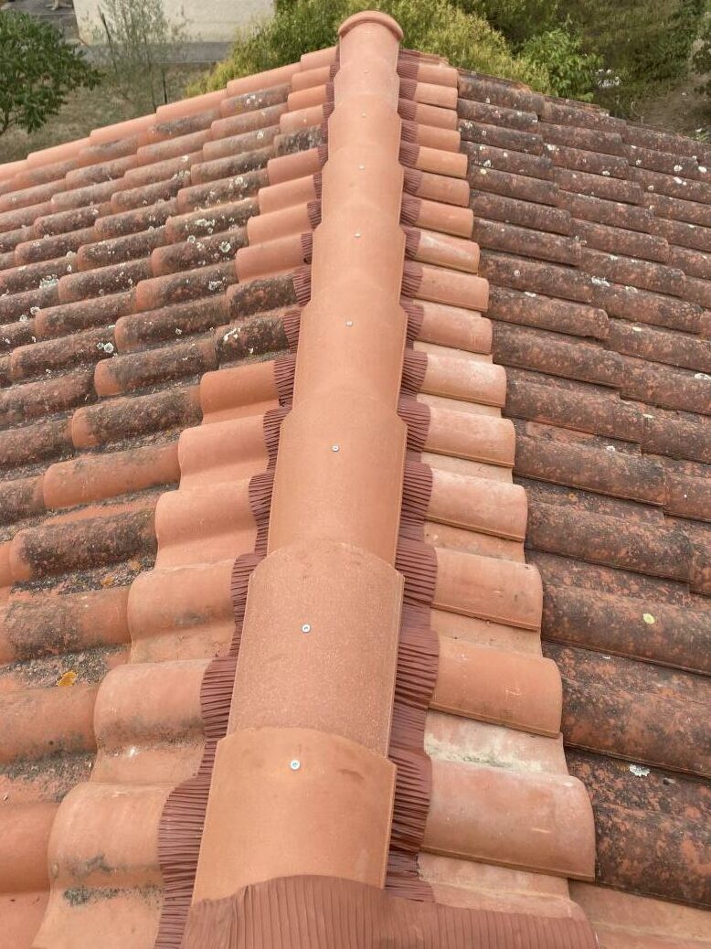 Le toit d'une maison avec une rénovation carrelée.